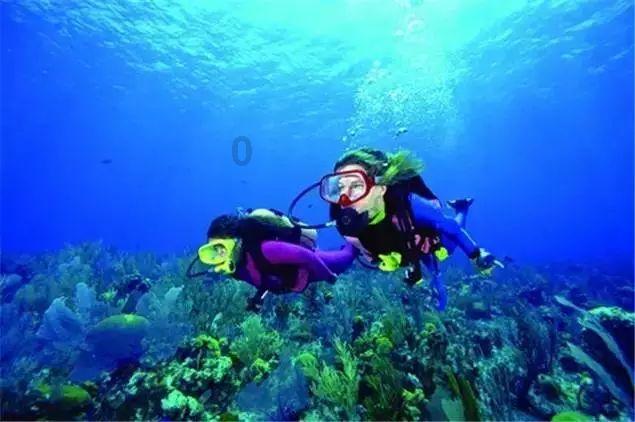 美女一袭浅黄色斜肩上衣搭配浅色牛仔裤,时尚又减龄,你喜欢吗?为您解答疑惑-有问必答平台